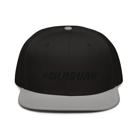 Silbruar - Snapback-Cap mit Stick